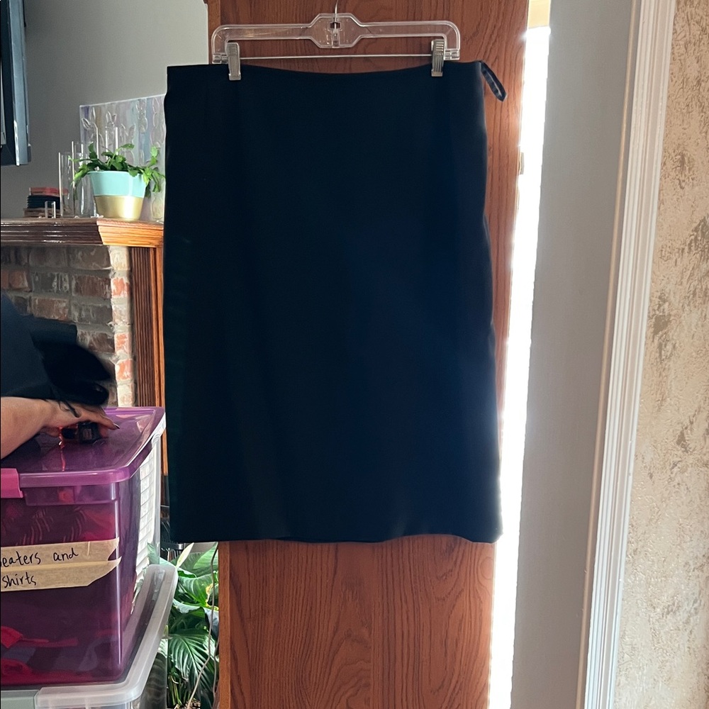 Le Suit Classic Black Pencil Skirt